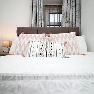 In The Heart Of Swansea- Tv In Every Bedroom! Apartment